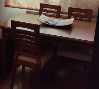 Mesa de comedor y 4 sillas