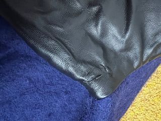 Chaqueta azul con mangas de cuero