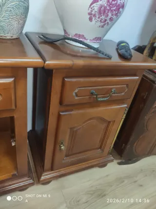 Dos mesitas de noche de madera