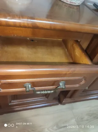 Dos mesitas de noche de madera