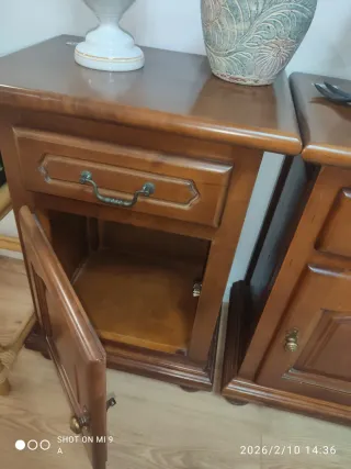 Dos mesitas de noche de madera