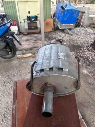 Escape trasero Honda Civic 18756 usado una semana