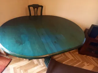 Mesa redonda y 4 sillas de madera