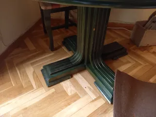 Mesa redonda y 4 sillas de madera