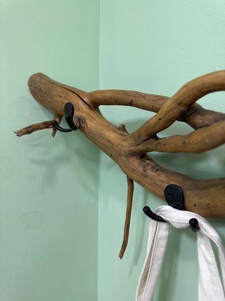 Colgador de madera natural con ganchos metalicos