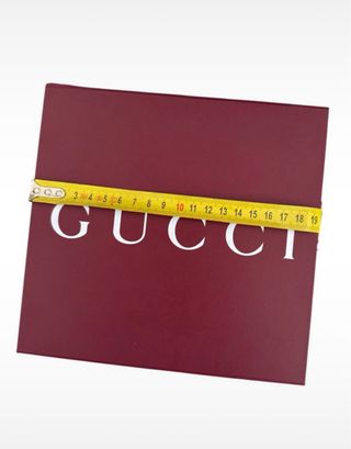 Scatola Gucci con nastro, busta e carta