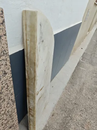 Banco de piedra blanca