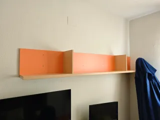 Estantería de pared naranja y madera. SE REGALA