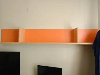 Estantería de pared naranja y madera. SE REGALA