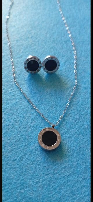 Conjunto collar y pendientes con números romanos