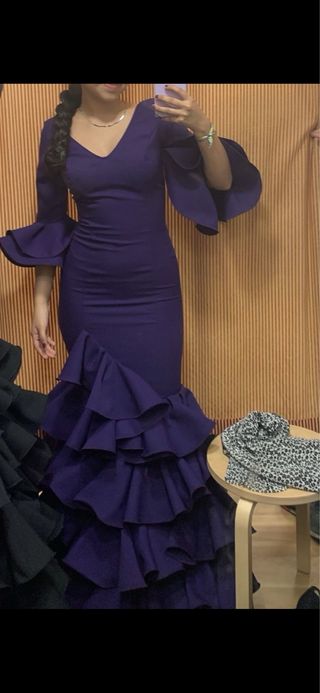 Traje de flamenca morado con volantes