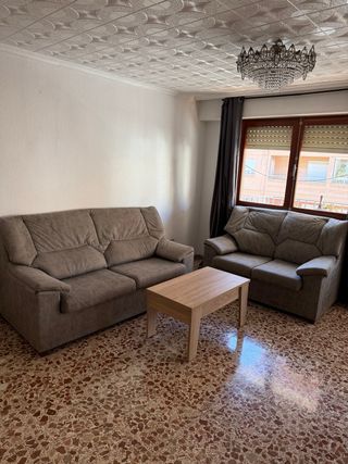 Sofá de tela beige y marrón