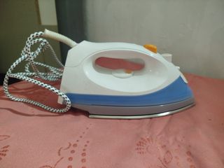 Plancha de ropa blanca y azul