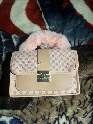 Bolso de mano rosa con cadena dorada