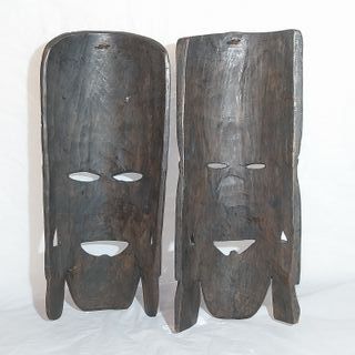Máscaras y figuras de madera vintage