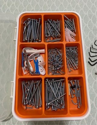 CAJA DE TORNILLOS VARIADOS