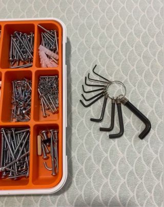 CAJA DE TORNILLOS VARIADOS