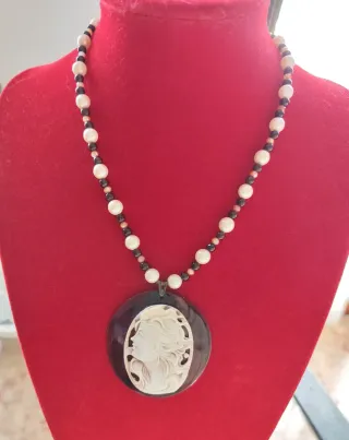 Collana con cammeo corniola e perle