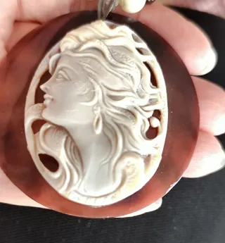 Collana con cammeo corniola e perle