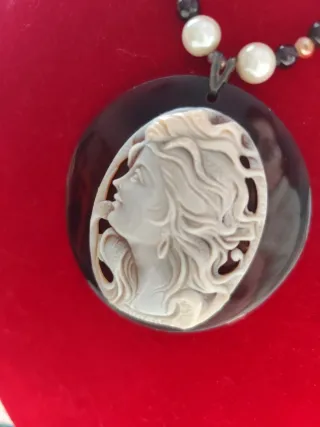 Collana con cammeo corniola e perle