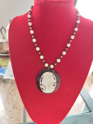 Collana con cammeo corniola e perle