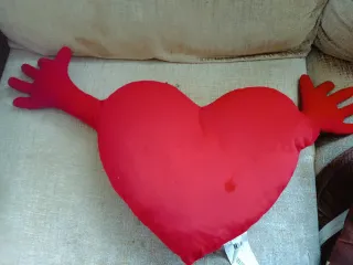 Cojín Corazón con Brazos IKEA Rojo