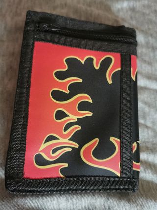 cartera unisex con detalle fuego dibujo