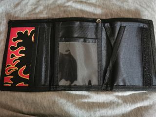 cartera unisex con detalle fuego dibujo