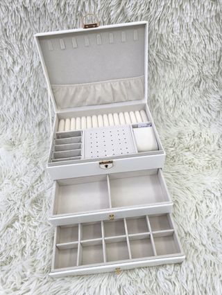 Joyero blanco con detalles dorados