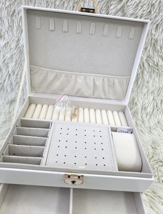 Joyero blanco con detalles dorados