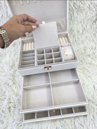 Joyero blanco con detalles dorados