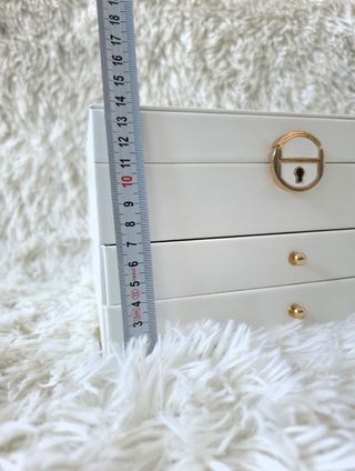 Joyero blanco con detalles dorados