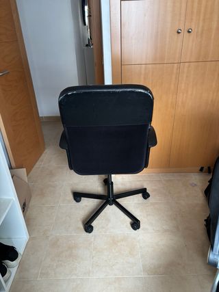 Silla negra, cómoda , funcional y desgastada