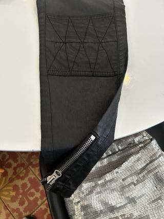 Pantalones H&M efecto piel negros