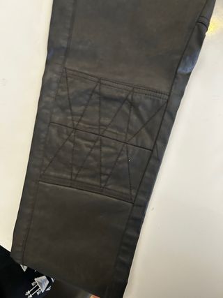 Pantalones H&M efecto piel negros