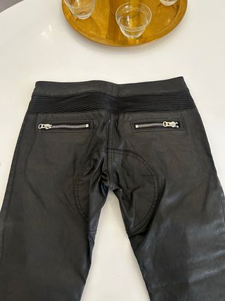 Pantalones H&M efecto piel negros