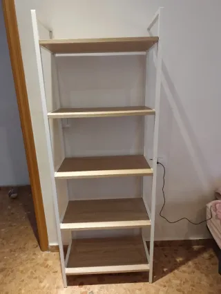 Estantería blanca y madera