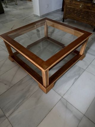 Mesa baja de madera y cristal