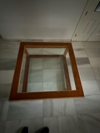 Mesa baja de madera y cristal