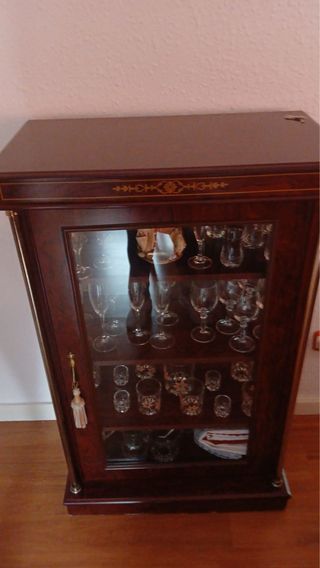 Vitrina de madera y cristal para copas