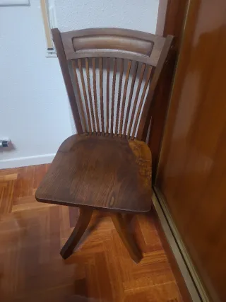 Silla giratoria de madera antigua y en buen estado