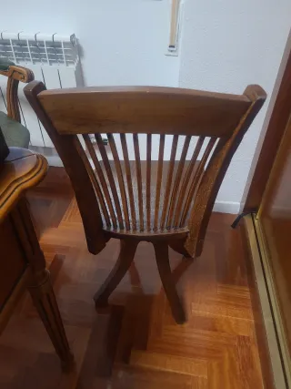 Silla giratoria de madera antigua y en buen estado