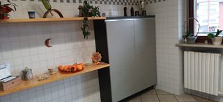 Cucina componibile grigia e nera