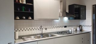 Cucina componibile grigia e nera