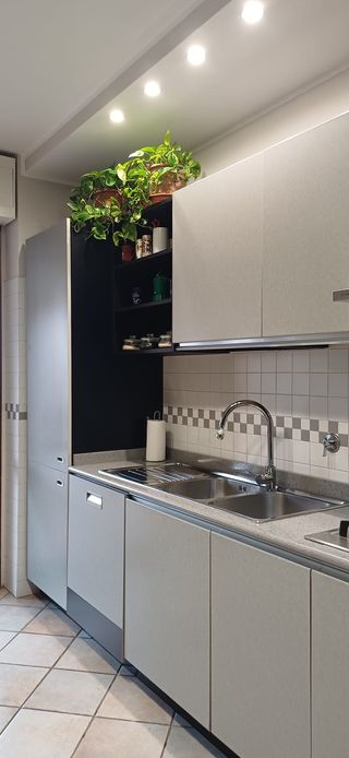 Cucina componibile grigia e nera