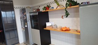 Cucina componibile grigia e nera