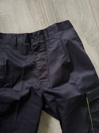 Pantalón de trabajo negro con detalles verdes