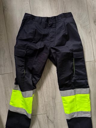 Pantalón de trabajo negro con detalles verdes