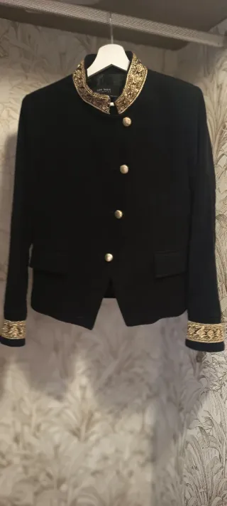 Americana Zara Basic Negra Bordada Dorada