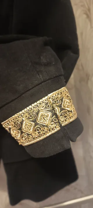 Americana Zara Basic Negra Bordada Dorada